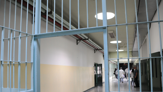 comienza el juicio a un agente penitenciario acusado de abusar de dos presos en gorina