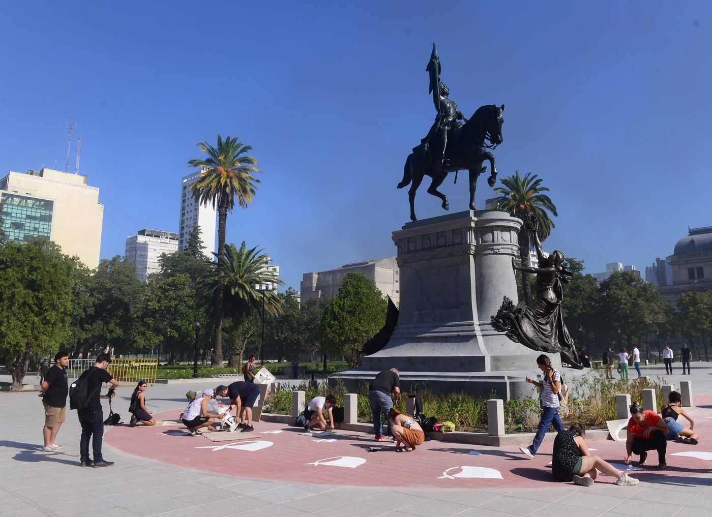 Pintan los pañuelos de Madres de Plaza de Mayo en Plaza San Martín (1).JPG