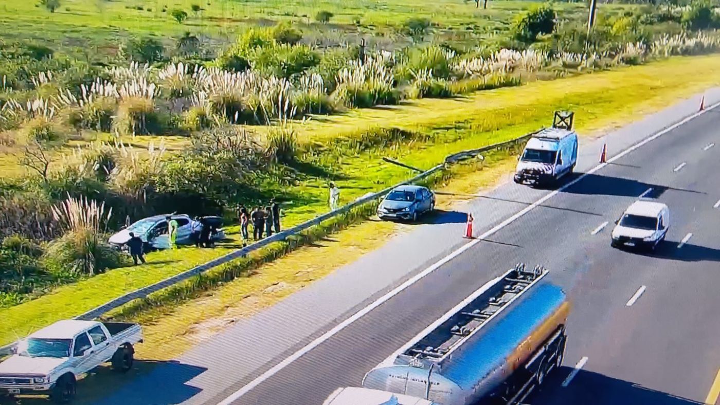 Operarios de AUBASA llegaron al lugar ubicado en el kilometro 15 de la Autopista La Plata-Buenos Aires para resguardar la zona afectada por el accidente y reparar el guarda rail.