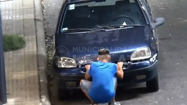 intento robar un auto en el centro de la plata, lo captaron las camaras y lo detuvieron