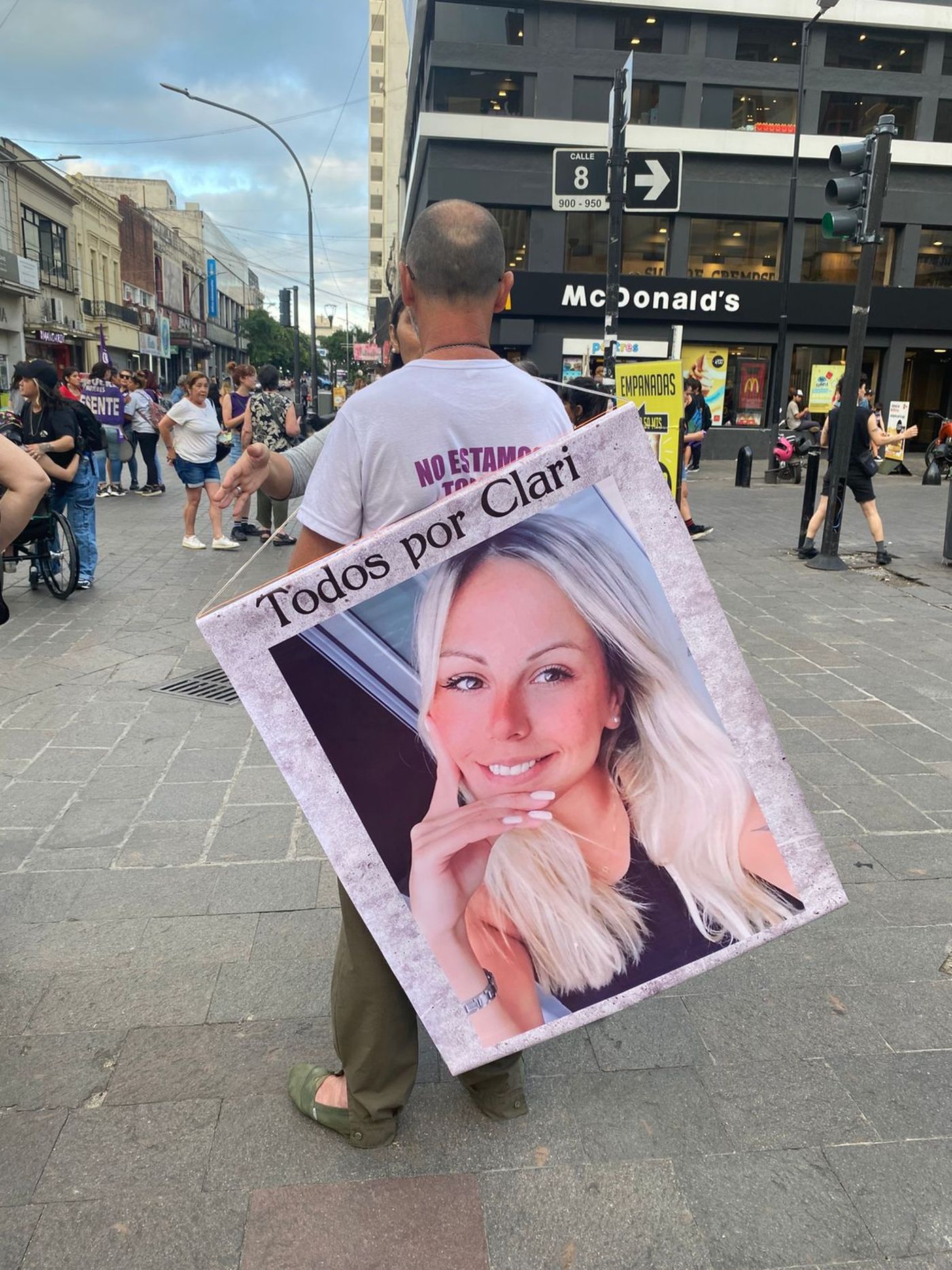 FAcundo Urdangaray con el cartel de Maria Clara Urdandagaray