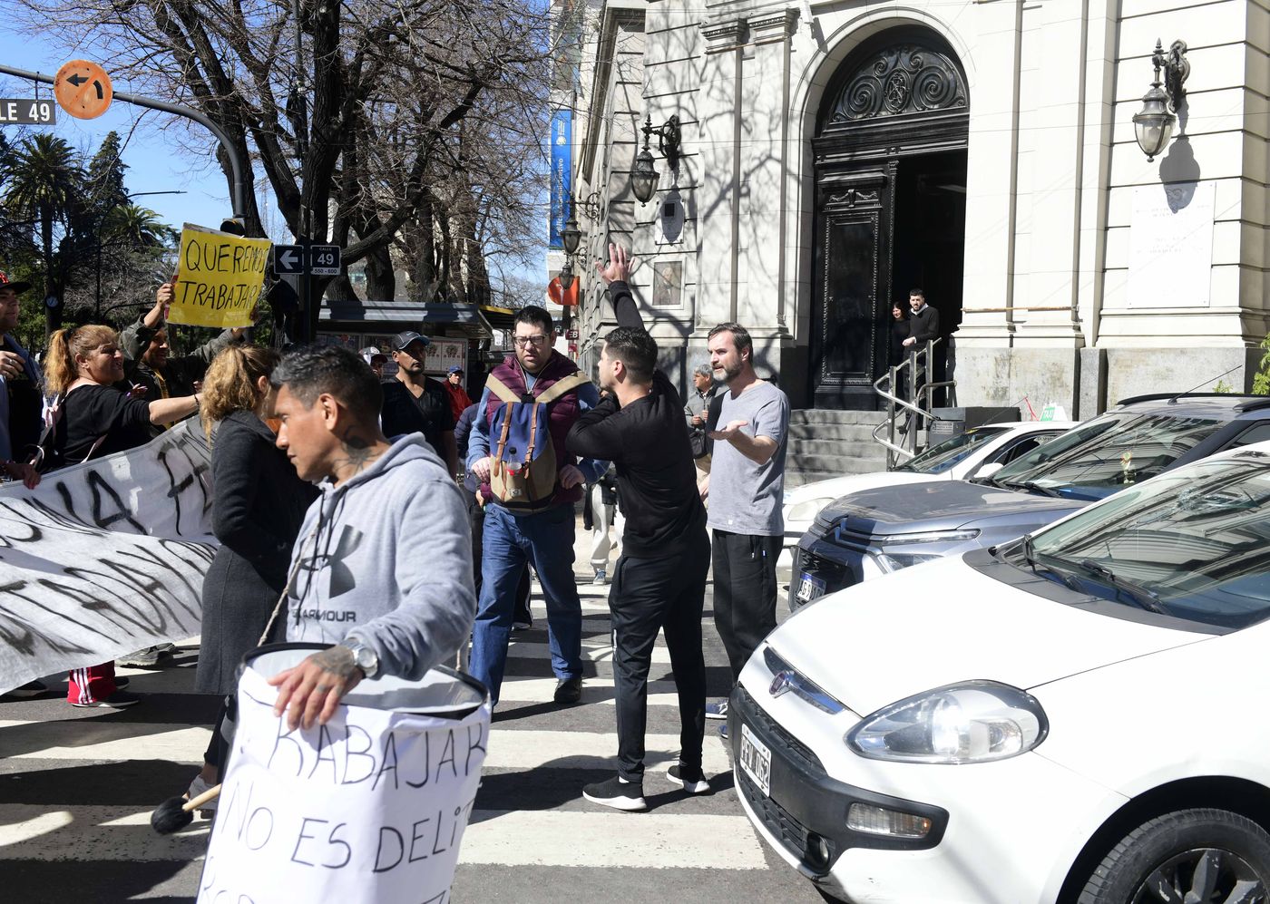 Los manteros desplazados del Parque Saavedra se manifestaron el jueves en el centro de La Plata