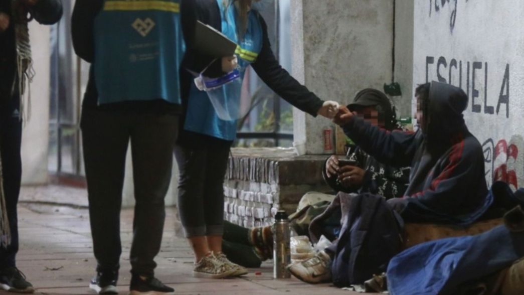 Comida caliente, abrigo y parador: refuerzan la ayuda para gente en situación de calle