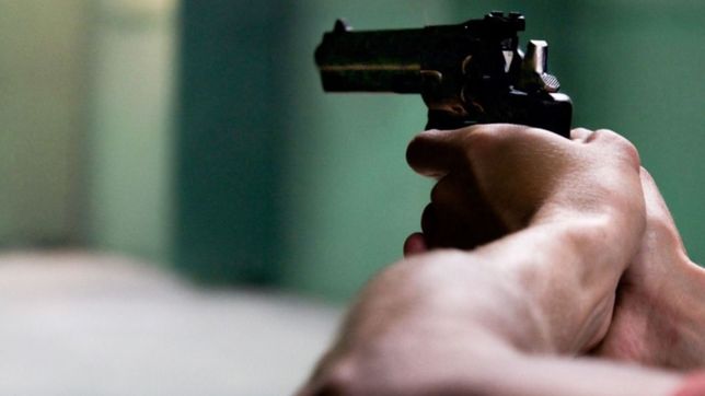 un ladron lo intercepto en la puerta de la casa, se resistio al robo y le pegaron un tiro