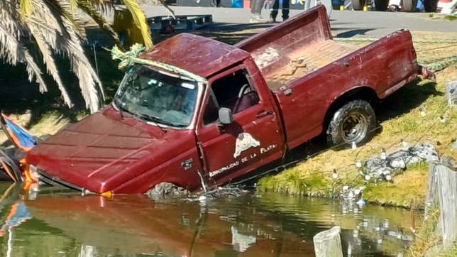 una camioneta municipal termino dentro del lago de la republica de los ninos