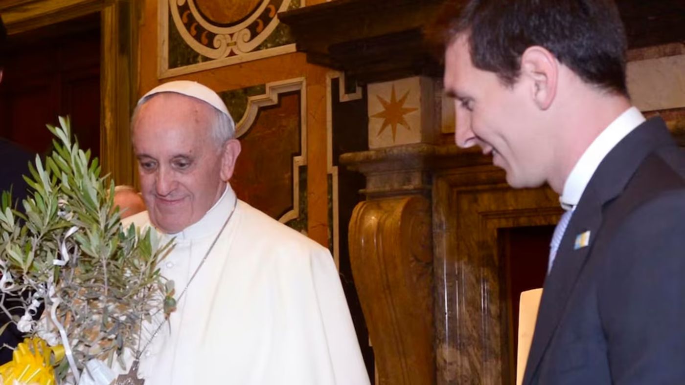 Lionel Messi papa Francisco (1).jpg