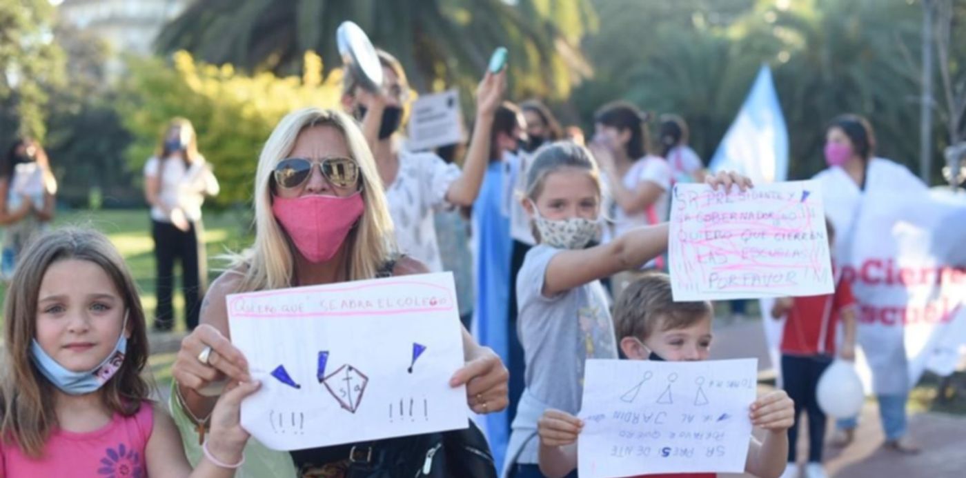 Protesta padres clases presenciales Gobernación