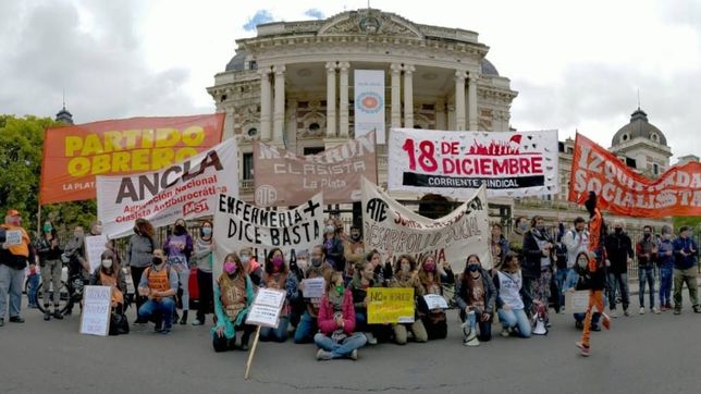 el reclamo de los enfermeros se hizo sentir en el centro de la plata