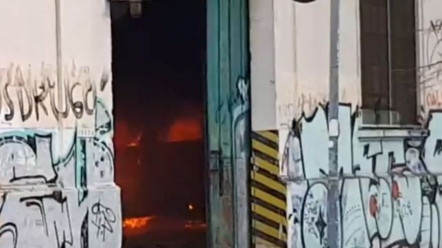 llamas por el techo y autos destrozados: asi fue el incendio en una cochera de la plata