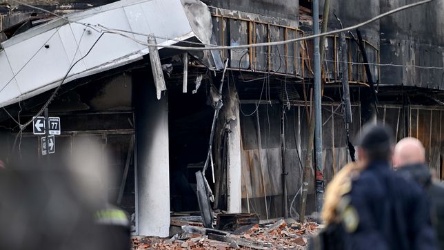 evaluan que empresa hara la demolicion controlada del deposito incendiado en la plata