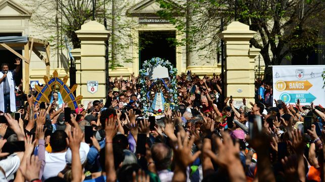 un perro de la calle peregrino a lujan junto a una nena de la plata, consiguio familia y se volvio viral