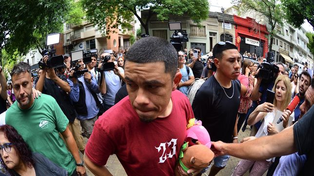 el emotivo video del papa de kim gomez junto al muneco de fin de ano que construyeron en su honor