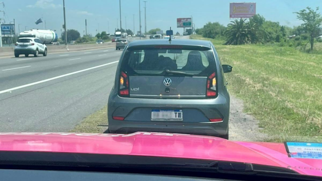 persecucion en plena autopista la plata-buenos aires a un auto con patente adulterada