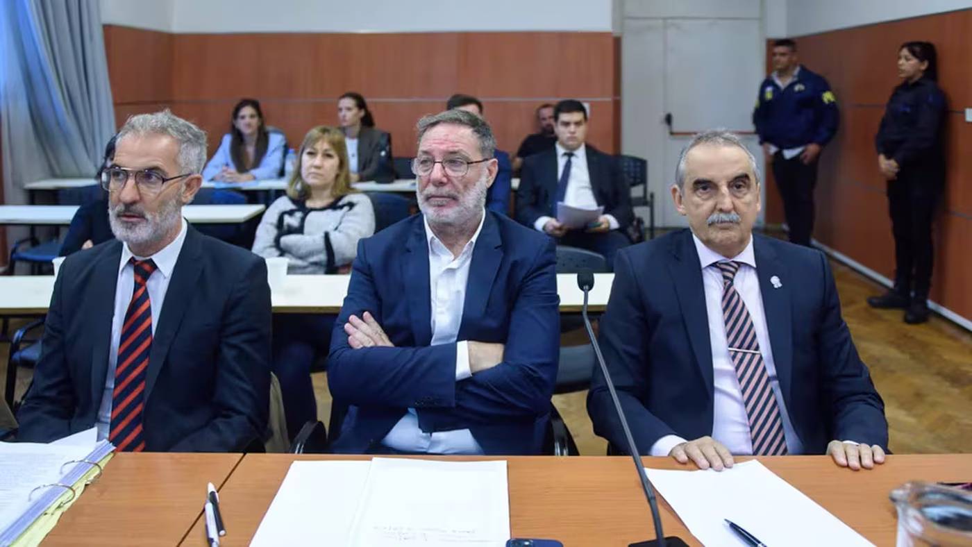 Guillermo Moreno junto a sus abogados durante la primera audiencia del juicio en el que termin&oacute; condenado