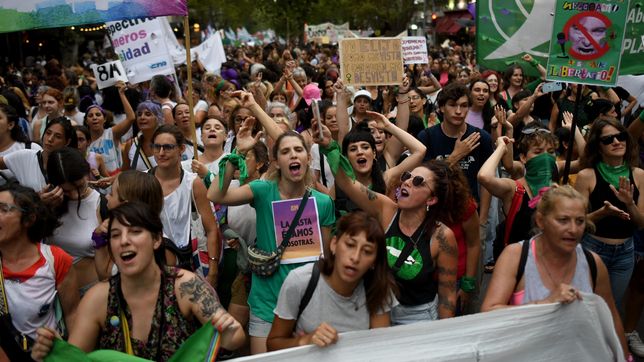 multitudinaria marcha bajo la lluvia por el dia de la mujer trabajadora