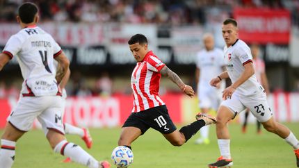 Estudiantes empató con Newells en un final caliente y polémico