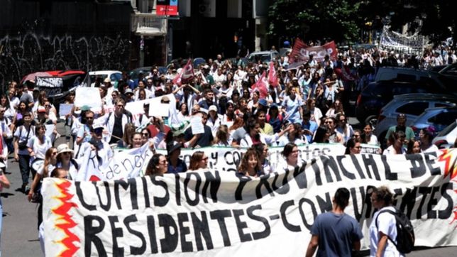 los medicos residentes marcharon para reclamar mejoras salariales