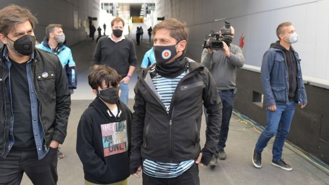 kicillof estuvo en el estadio unico viendo a gimnasia y celebro la vuelta del publico