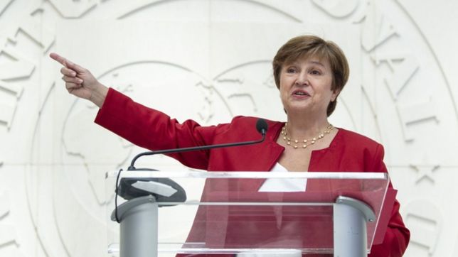 el fmi permite postergar un pago millonario mientras analiza el acuerdo con argentina