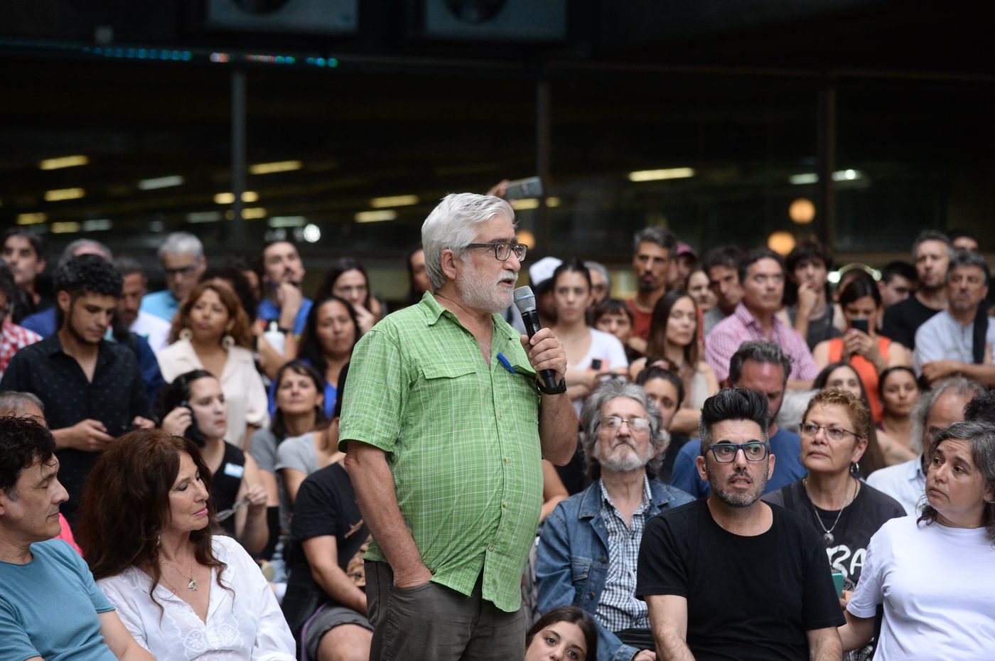 El escritor platense Carlos Aprea, durante la actividad en el Teatro Argentino de La Plata para rechazar las políticas de Javier Milei