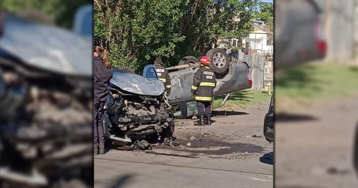 Tremendo choque entre dos autos terminó con un impactante vuelco en La ...