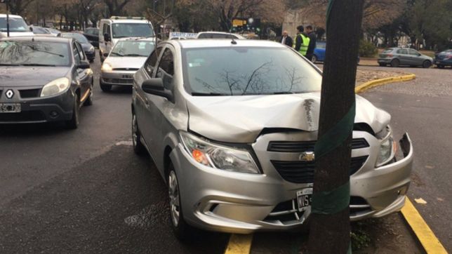 la semana arranco con otro accidente: un auto choco contra un arbol en plaza rocha