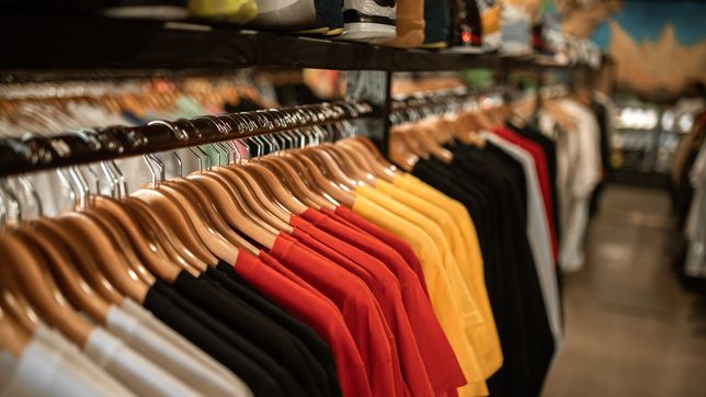 cierra en la plata un local de ropa para adolescentes y liquidara todo con rebajas de hasta 70%