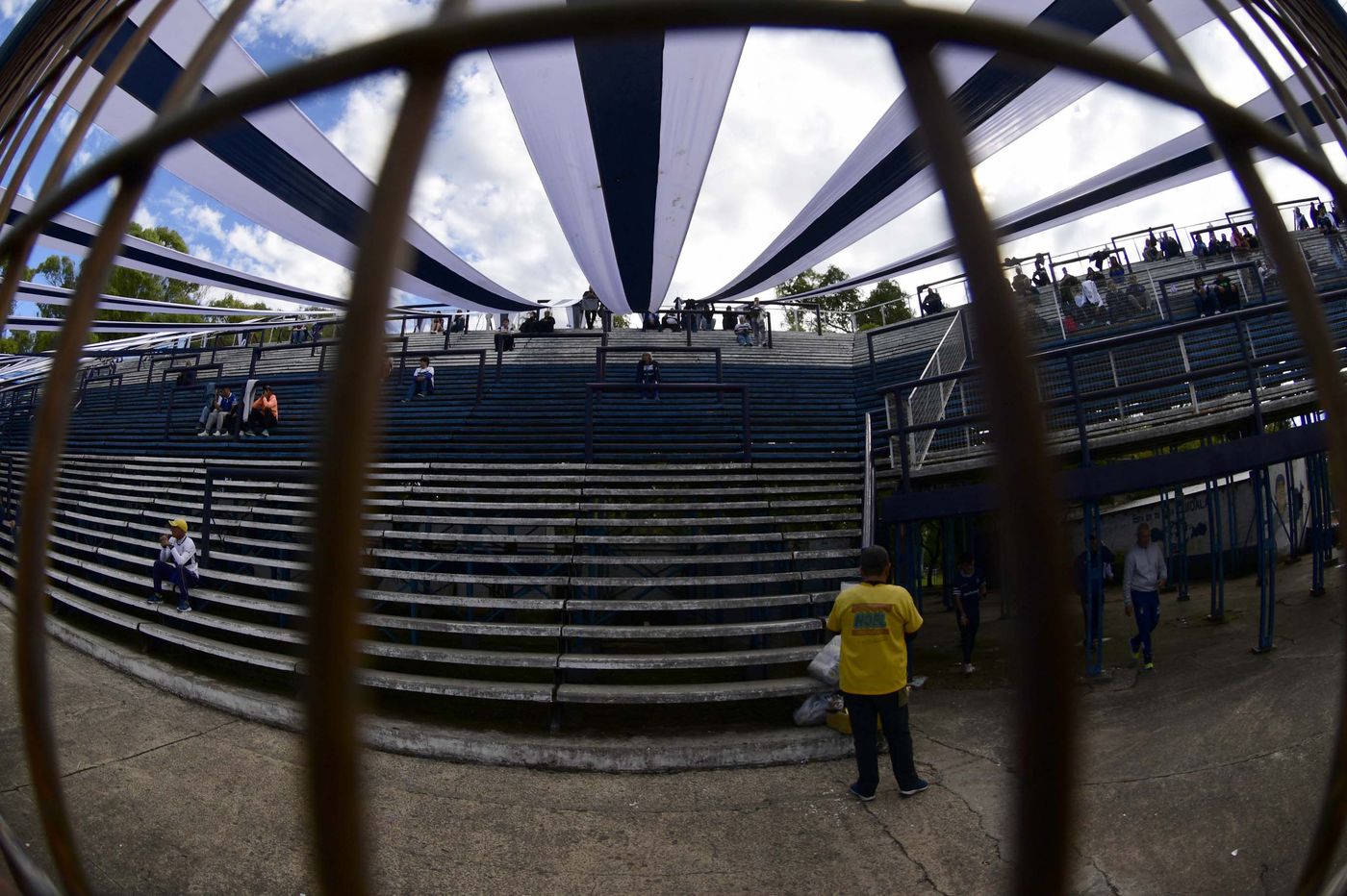 Gimnasia Hinchada Bosque banderas.jpg