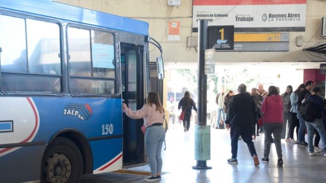 el paro de micros afecta al talp y hay demoras en la terminal de la plata