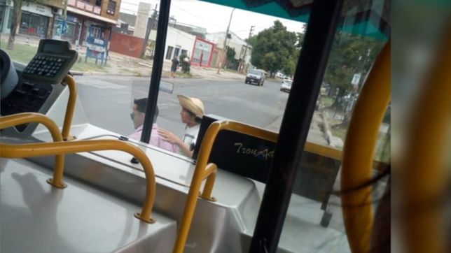 el conmovedor gesto de un chofer de micros que ayudo a un ciego en la plata