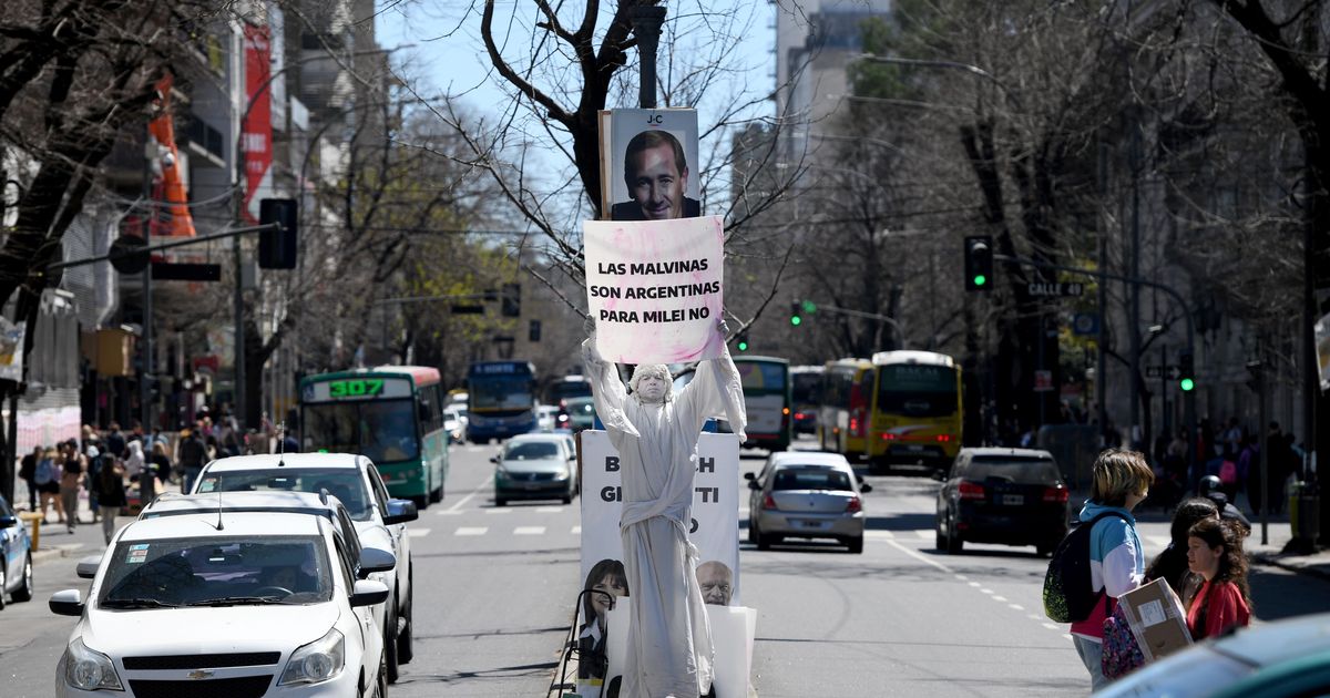 La estatua viviente de La Plata reapareció con mensajes contra Javier Milei