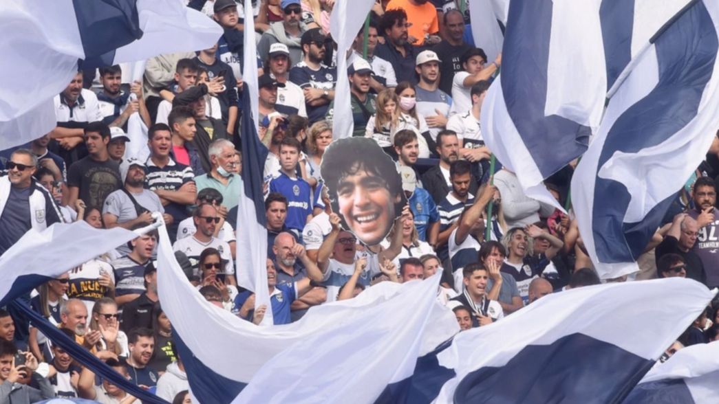 Un hincha de Gimnasia quiso mufar al arquero de Racing y tuvo una respuesta inesperada