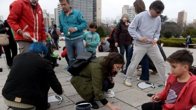 madres de plaza de mayo repudiaron el ataque vandalico y salieron a pintar mas panuelos