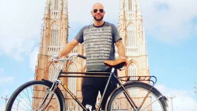 un joven de la plata hace mandados en bicicleta para quienes lo necesitan y no pueden salir