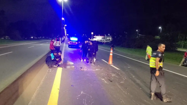 un joven de 24 anos murio en la autopista tras caer de su moto en medio de una caravana