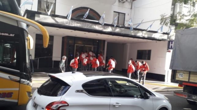 atacaron al plantel de la reserva de estudiantes en la autopista buenos aires-rosario