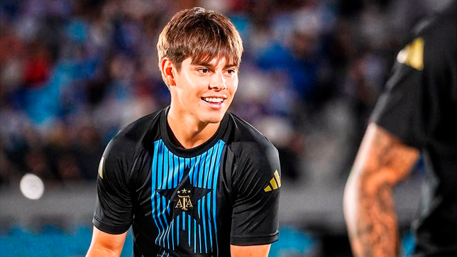 la imagen de la complicidad entre benjamin dominguez y rodrigo de paul en la seleccion argentina