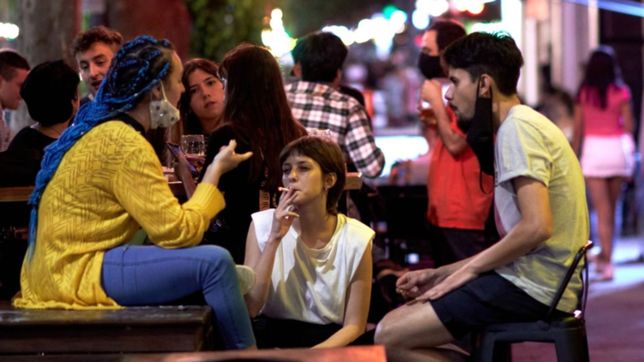 los jovenes de la plata en tiempos de pandemia: encerrado en casa, entraria en depresion