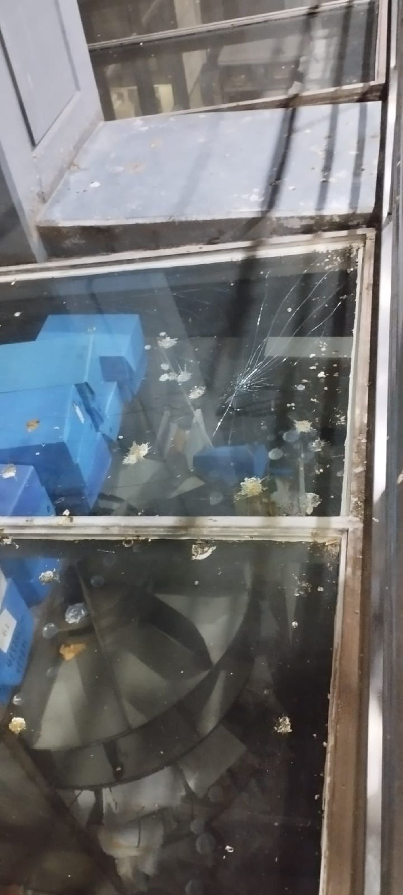 El atacante rompió un vidrio de la Torre 1 frente a plaza Moreno. El atacante rompió un vidrio de la Torre 1 frente a plaza Moreno.