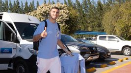 el increible video de la llegada del dibu martinez al pais el increible video de la llegada del dibu martinez al pais