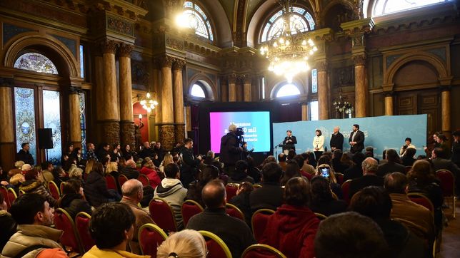 el municipio y la provincia entregaron 415 escrituras a familias de mas de diez barrios de la plata