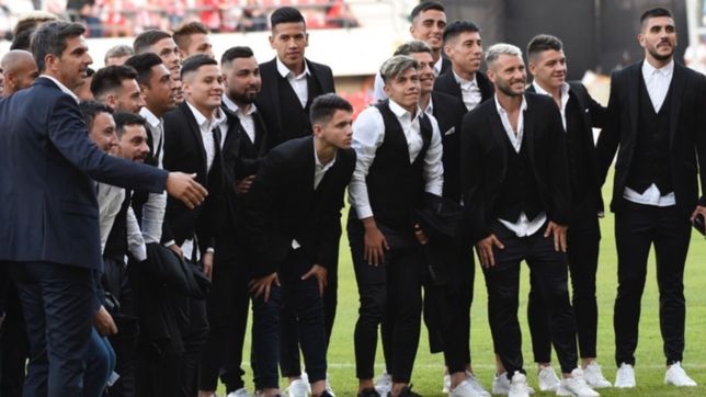con camisas, chalecos y a pura sonrisa: asi llego el plantel del pincha a uno