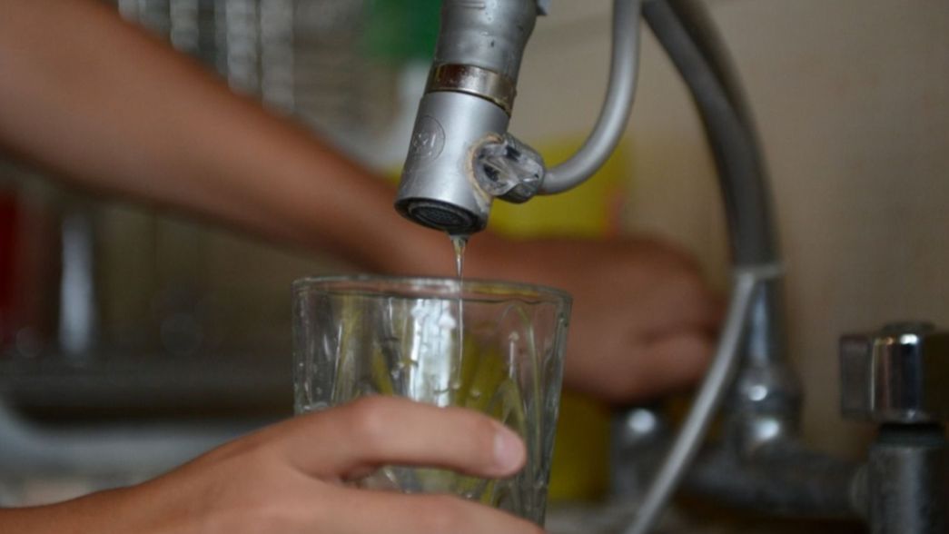 La justicia ordenó que ABSA provea de agua en bidones a los platenses sin servicio