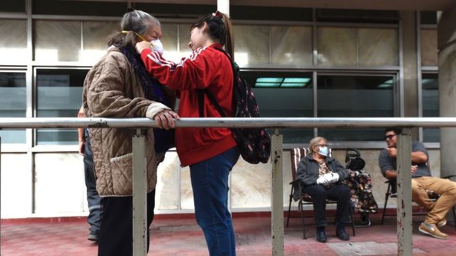 en un domingo diferente los bancos de la plata abrieron y hubo poca demanda