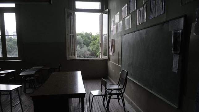 una escuela especial suspendio sus clases por falta de agua y denuncian que el problema esta desde que arranco el ano