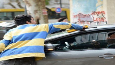Un trapito discutió con un automovilista, le rompió la ventanilla y terminó detenido Un trapito discutió con un automovilista, le rompió la ventanilla y terminó detenido