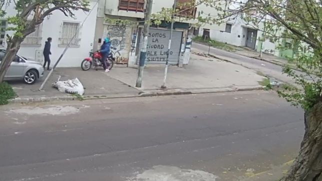 video: un motochorro ataco a un chico cuando iba a una escuela de la plata
