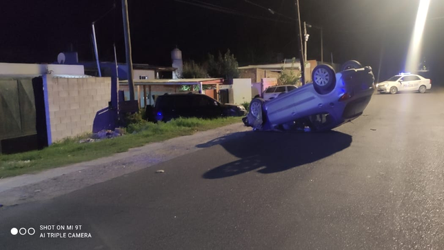 grave accidente en la plata: choco contra una camioneta y volco