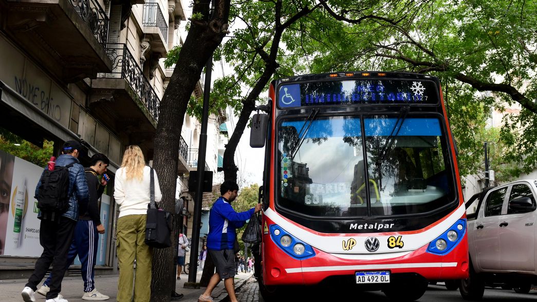 Provincia pagará el anticipo de los subsidios de abril para sostener los micros