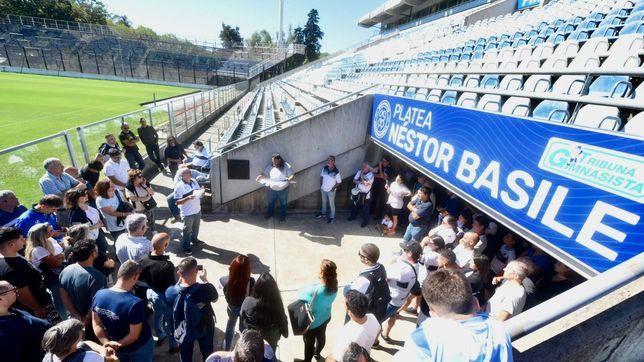 gimnasia realizo un emotivo homenaje a nestor basile y a los luchadores del bosque